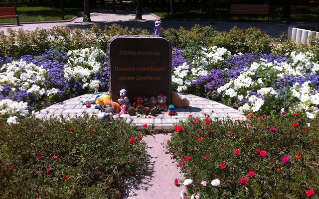 Аллея ангелов в парке Ленинского комсомола
