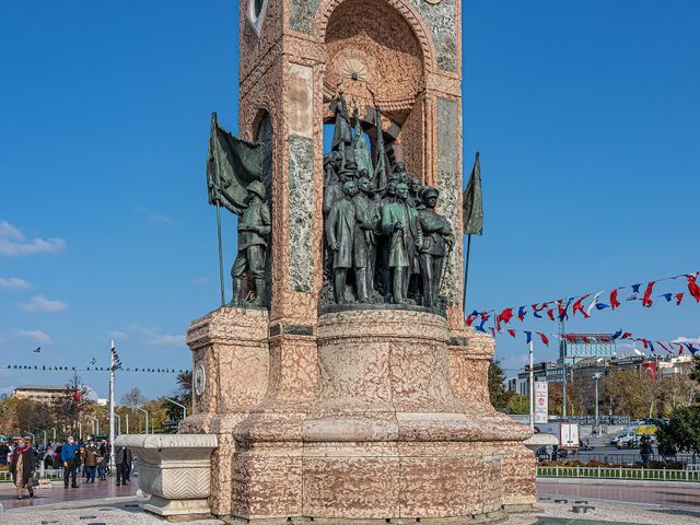 Монумент «Республика»