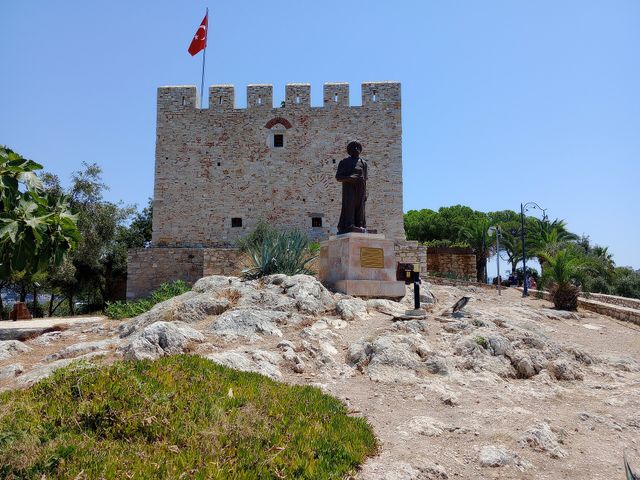 Güvercinada Castle
