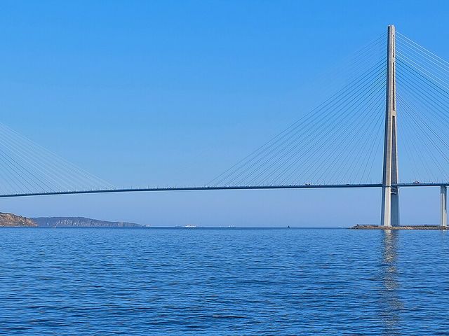 Вид на Русский мост с 2000 рублей