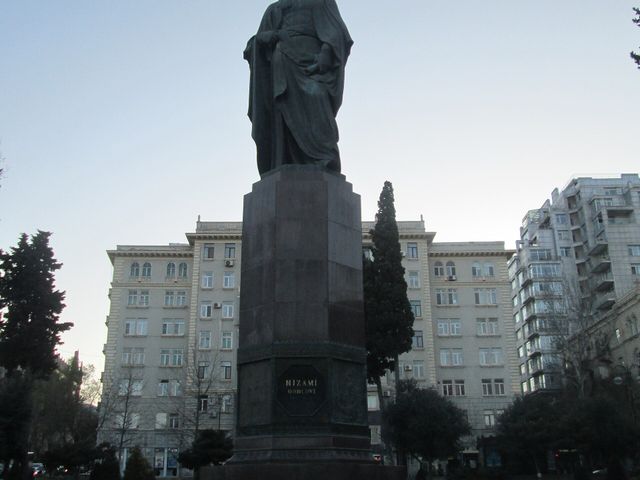 Памятник Низами Гянджеви