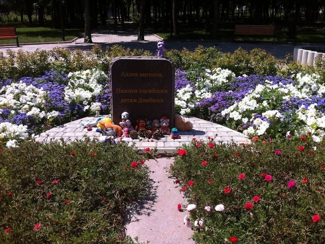 Аллея ангелов в парке Ленинского комсомола