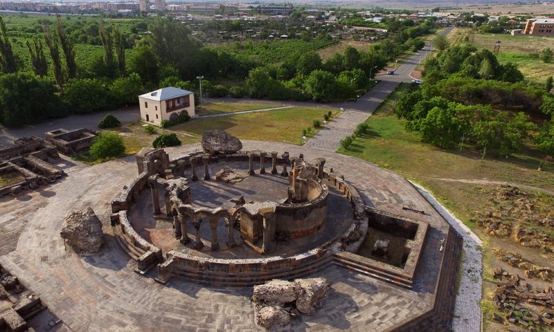 Звартноц