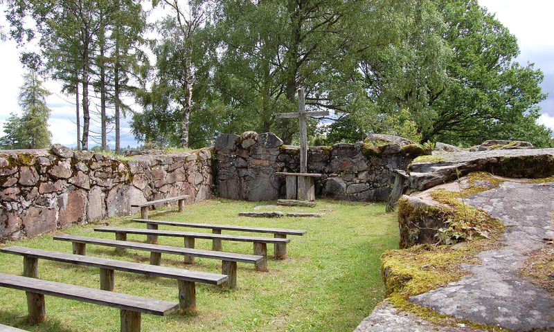 Hallsjö kyrkoruin